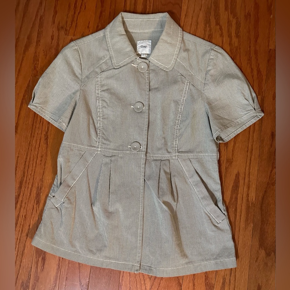 Women's Gap Button up Blazer or could be worn alone as shirt. Size Small